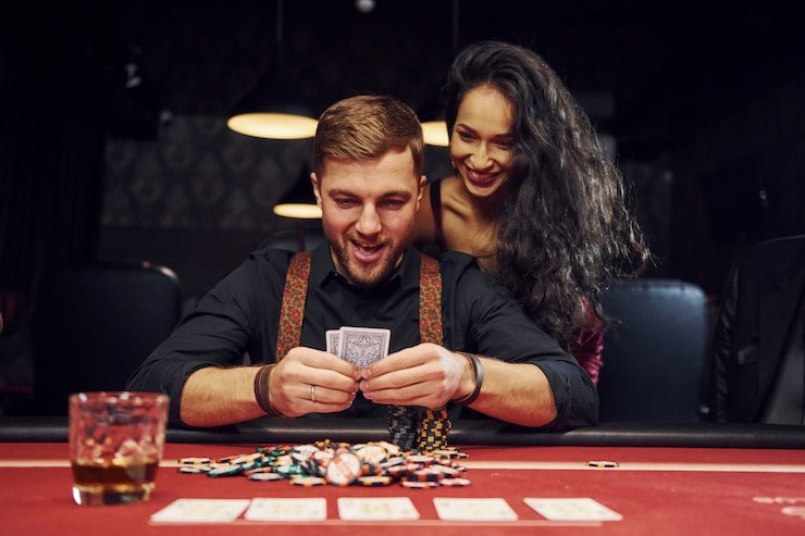 Meja permainan Texas Hold'em Bonus dengan lima kartu komunitas dan area taruhan yang jelas di platform agen77